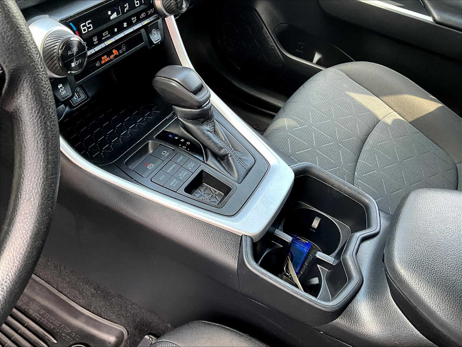 2023 Toyota RAV4 XLE - Photo 23