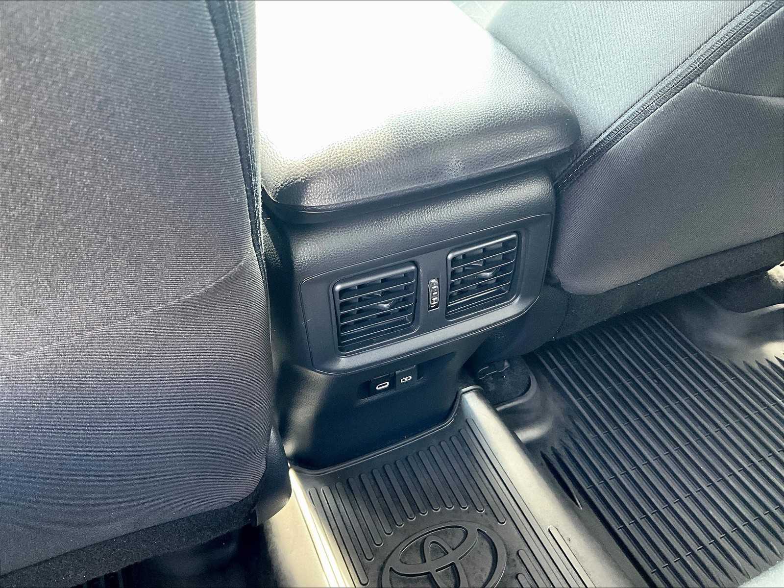 2023 Toyota RAV4 XLE - Photo 31