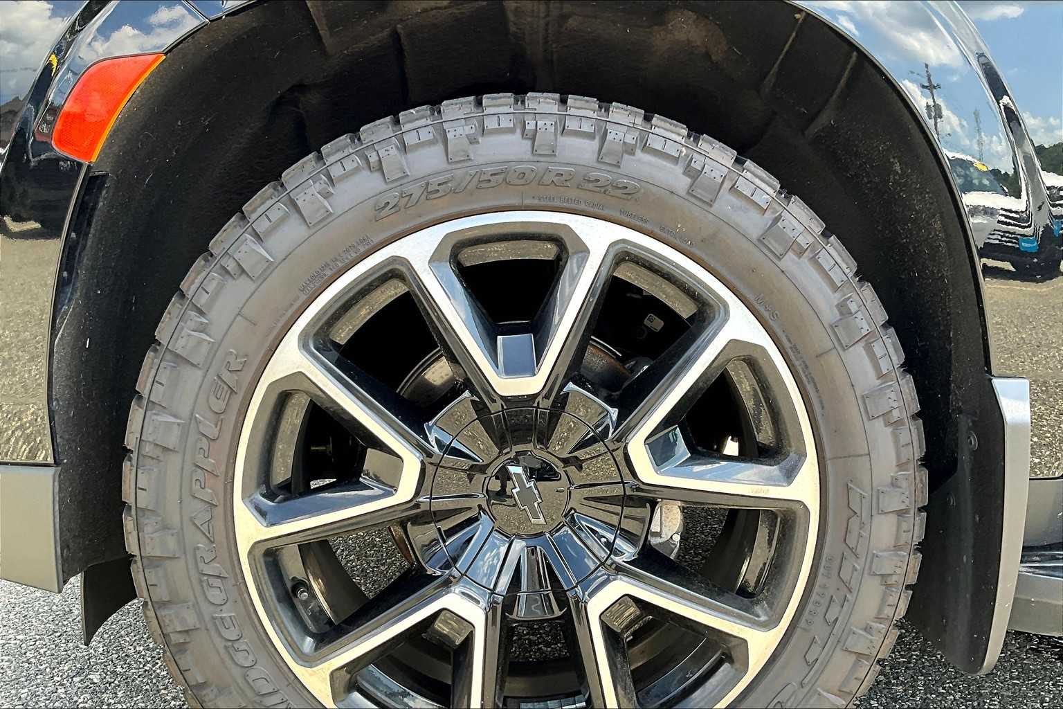 2023 Chevrolet Suburban RST - Photo 7