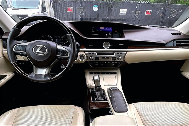 2017 Lexus ES 350 - Photo 16