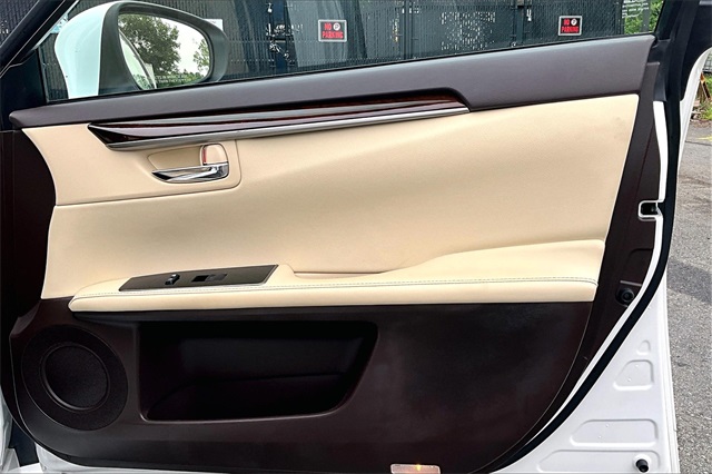 2017 Lexus ES 350 - Photo 20