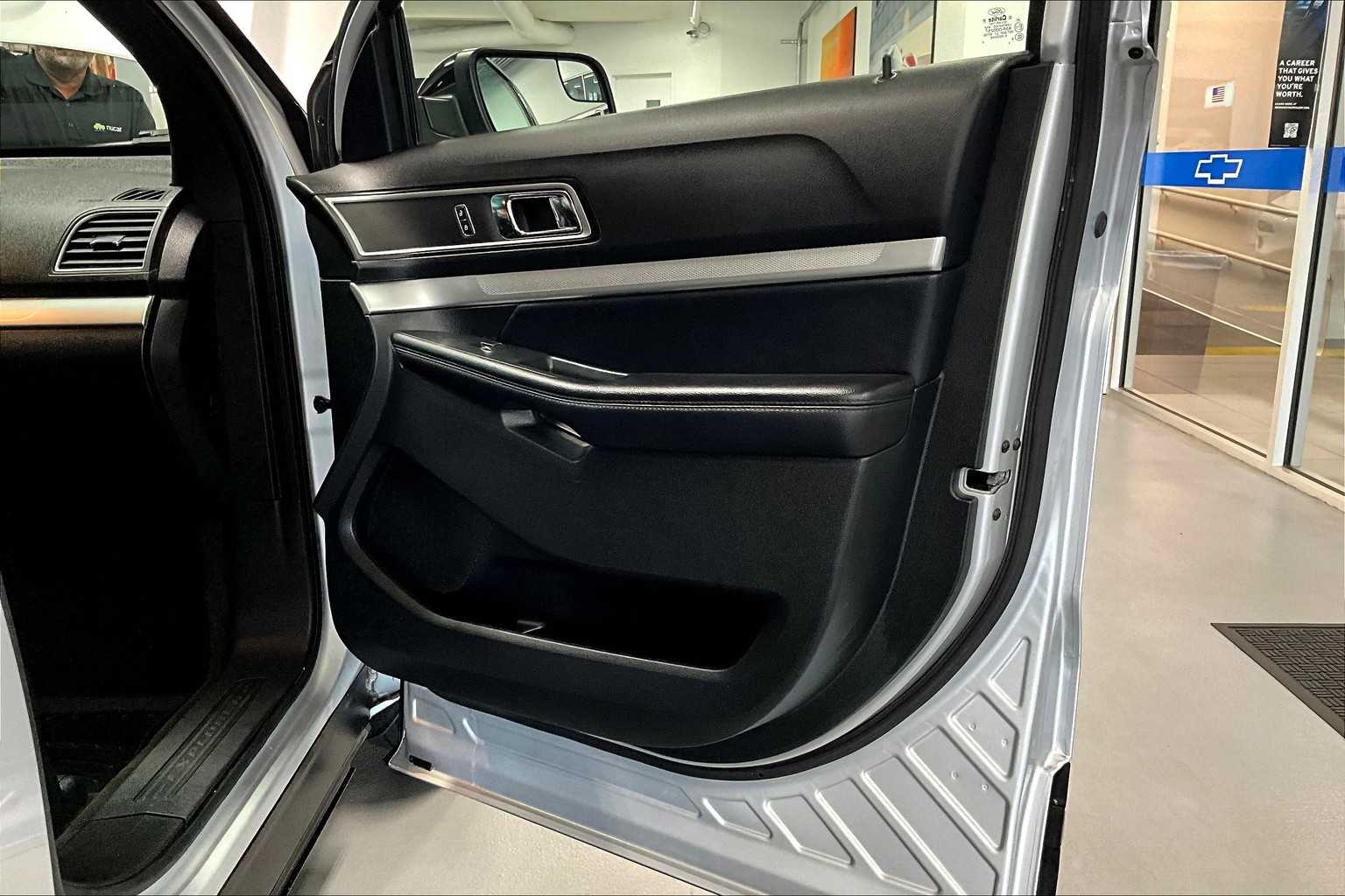 2017 Ford Explorer XLT - Photo 12
