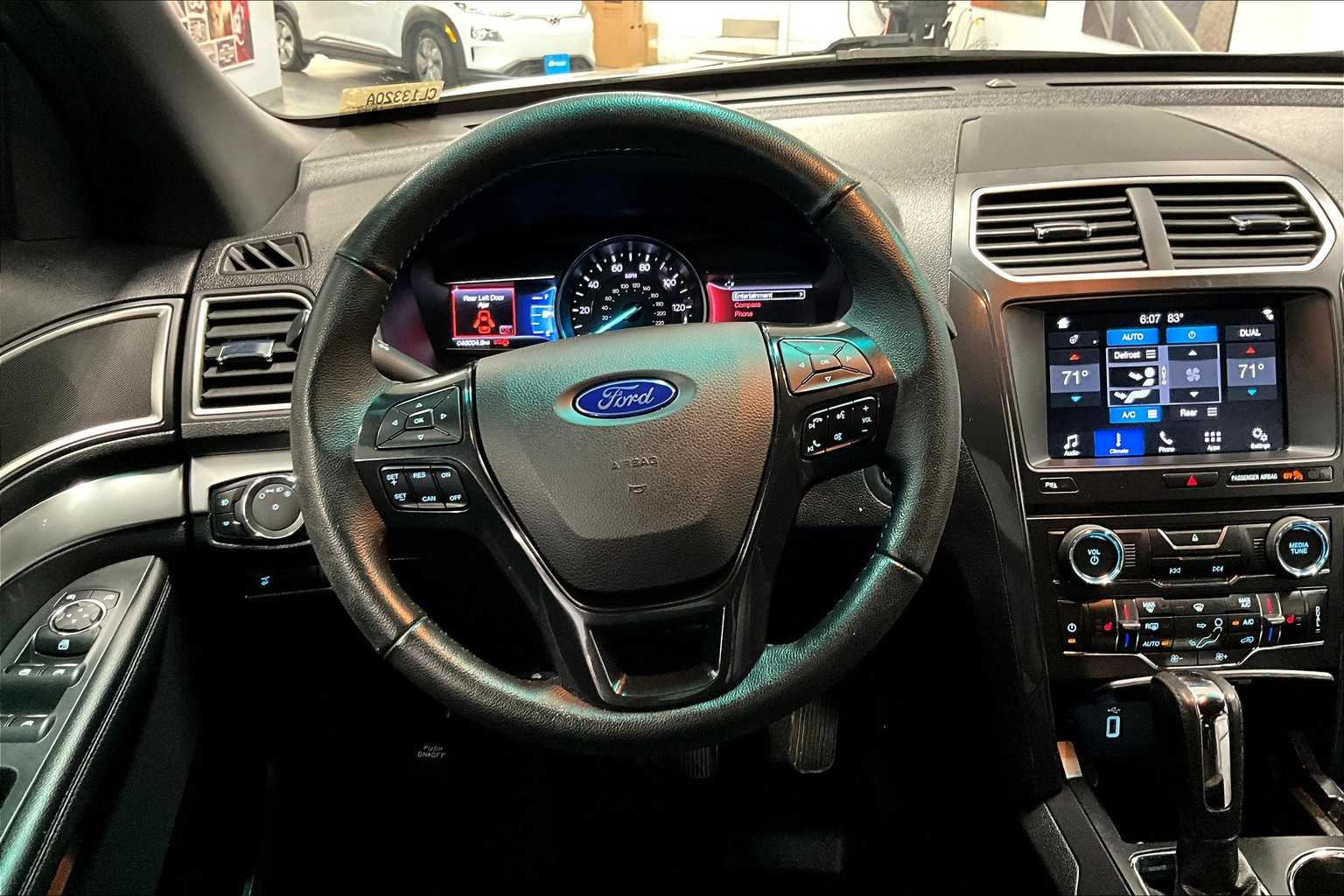 2017 Ford Explorer XLT - Photo 18
