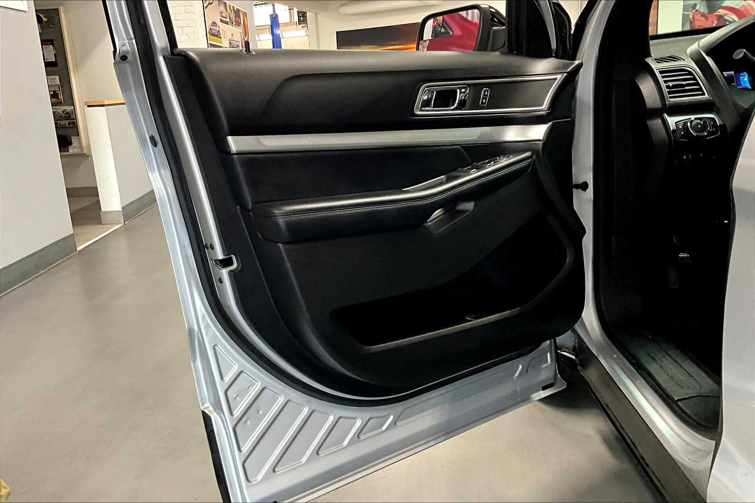 2017 Ford Explorer XLT - Photo 9