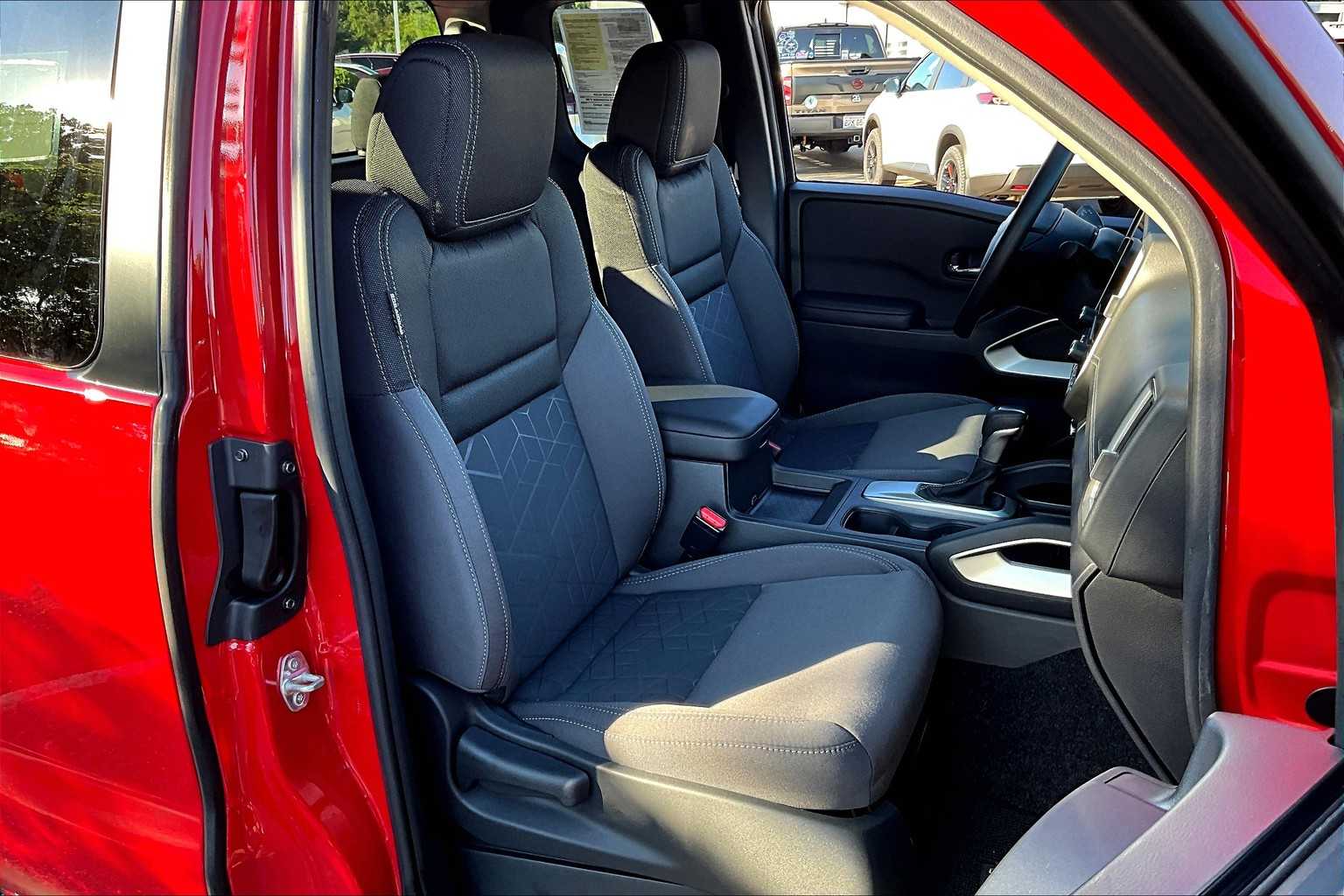 2025 Nissan Frontier SV - Photo 11