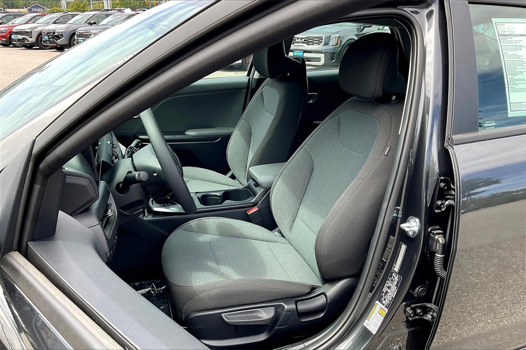 2025 Kia K4 LXS - Photo 11