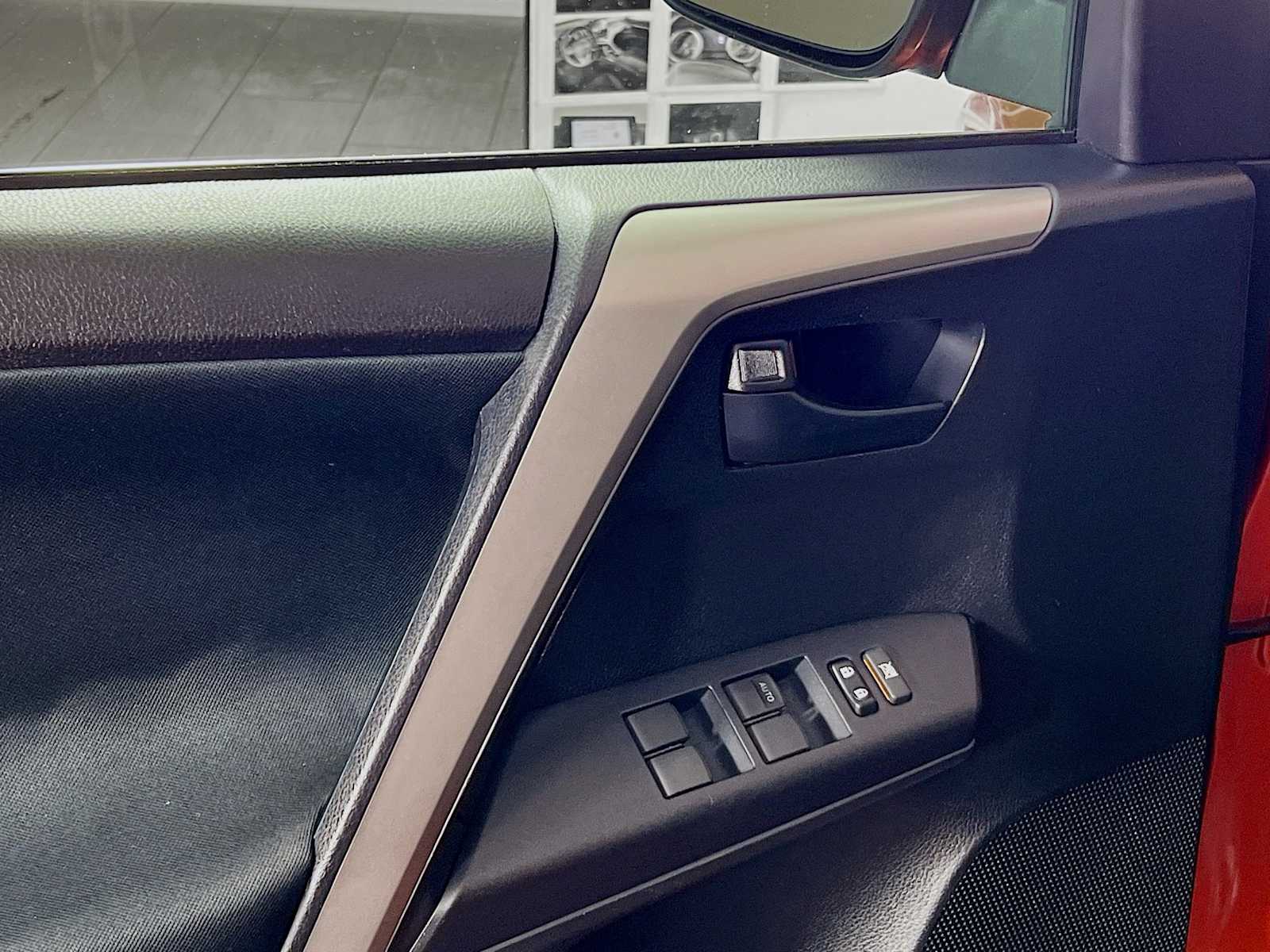 2016 Toyota RAV4 LE - Photo 17