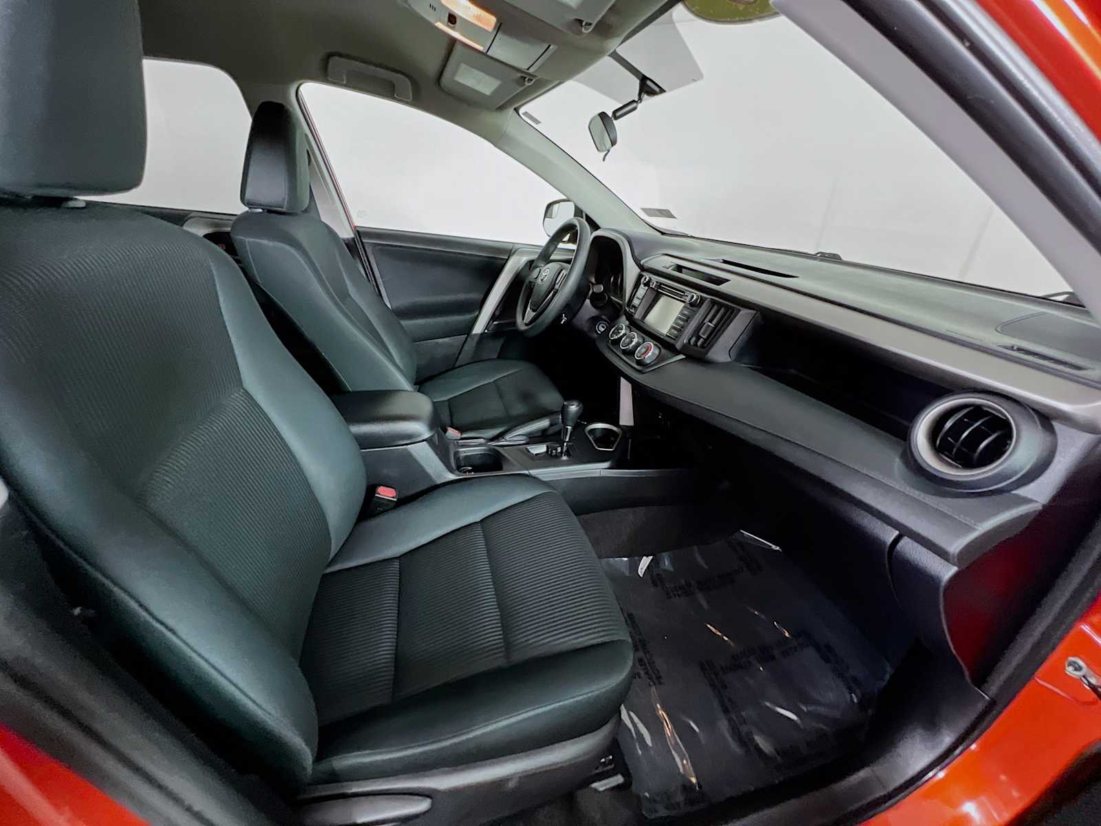 2016 Toyota RAV4 LE - Photo 26