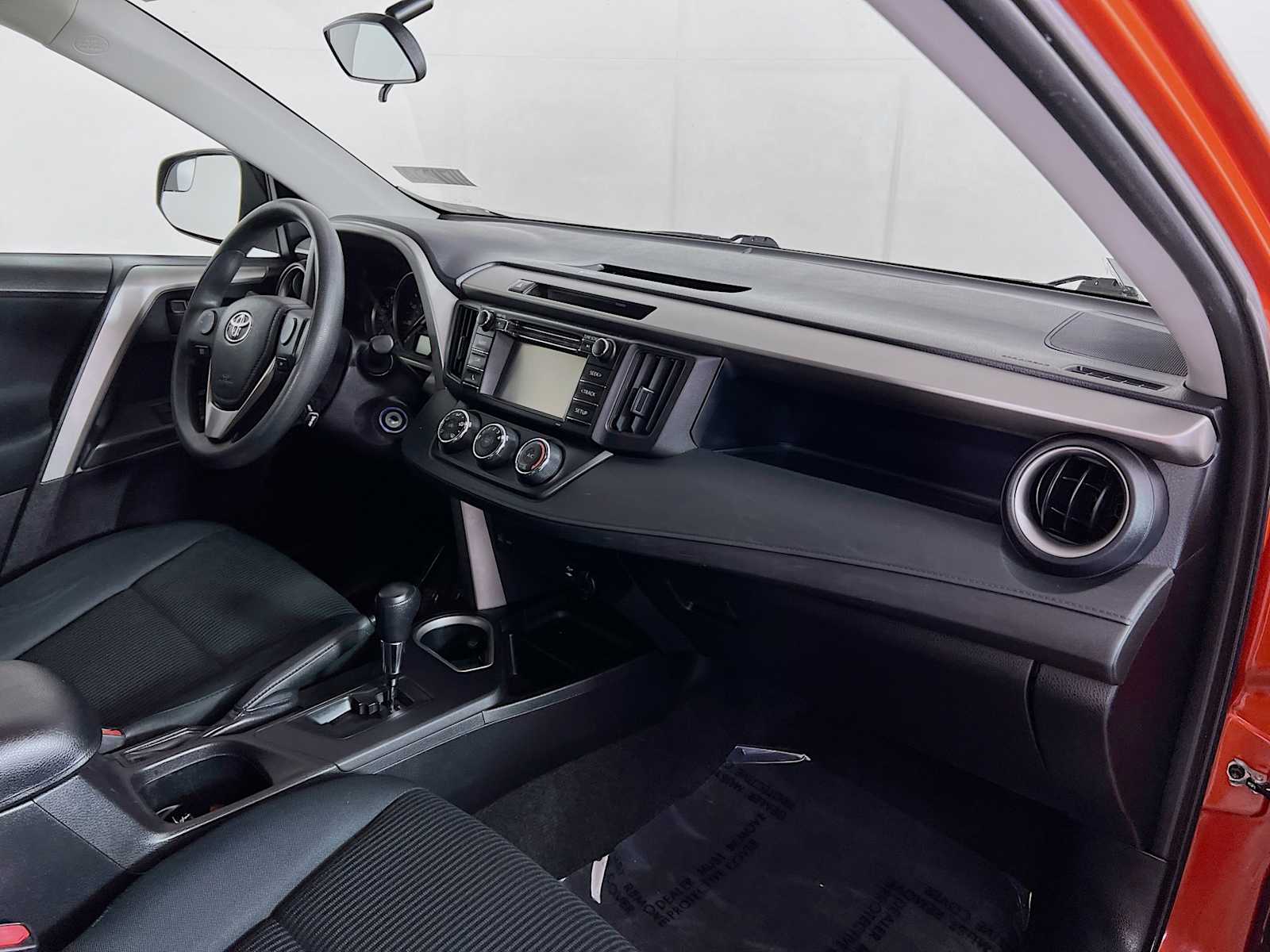 2016 Toyota RAV4 LE - Photo 27