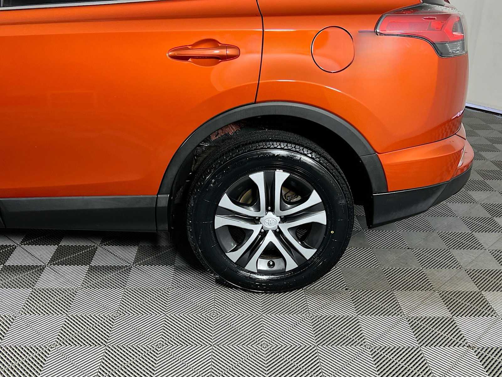 2016 Toyota RAV4 LE - Photo 29