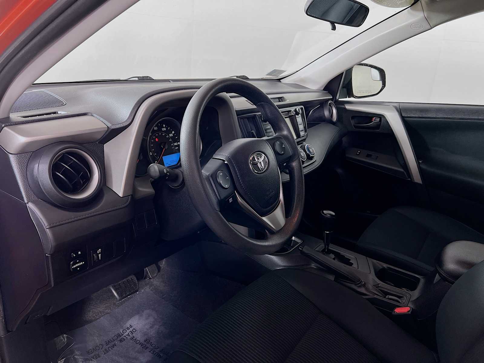 2016 Toyota RAV4 LE - Photo 9