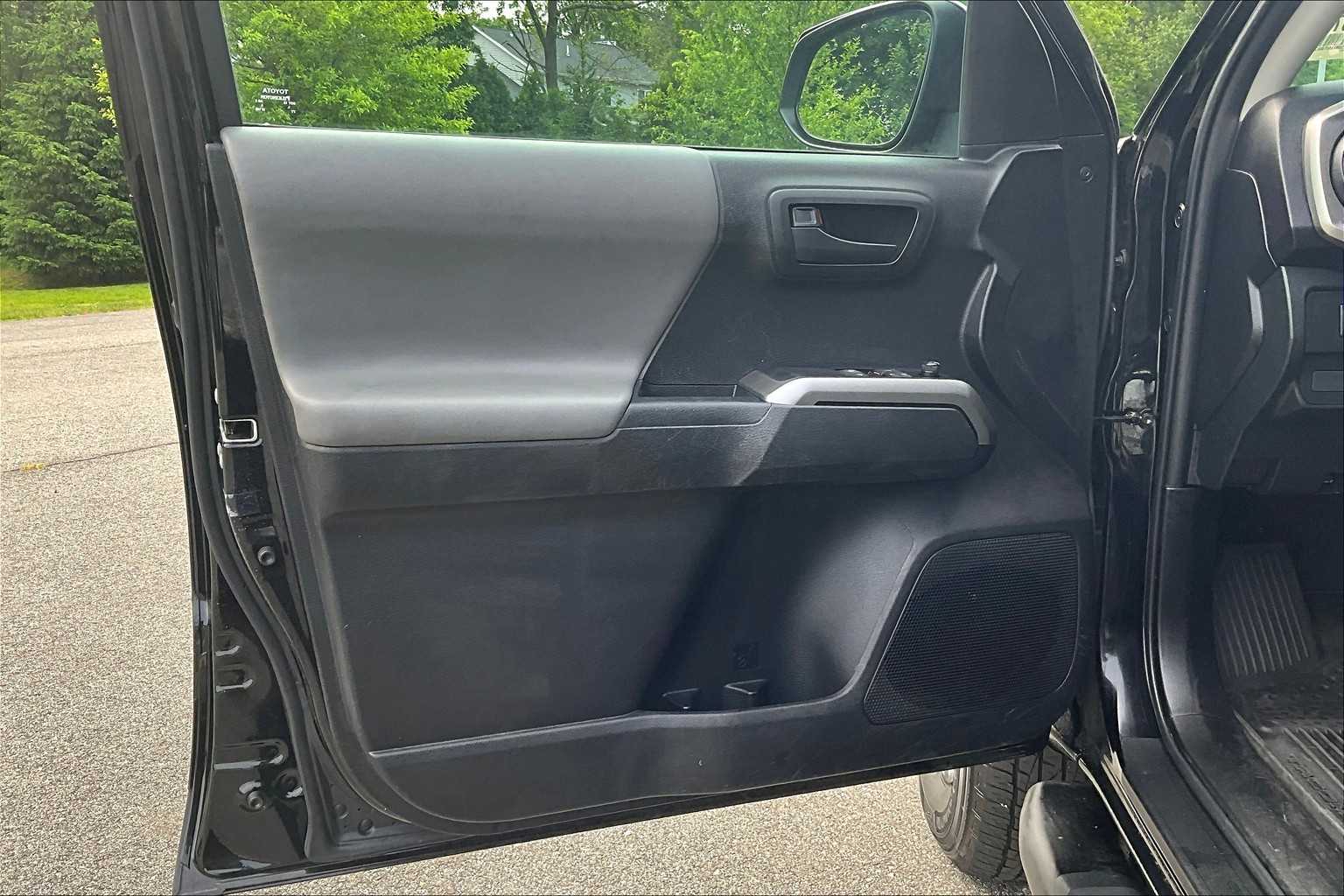 2022 Toyota Tacoma SR5 - Photo 9