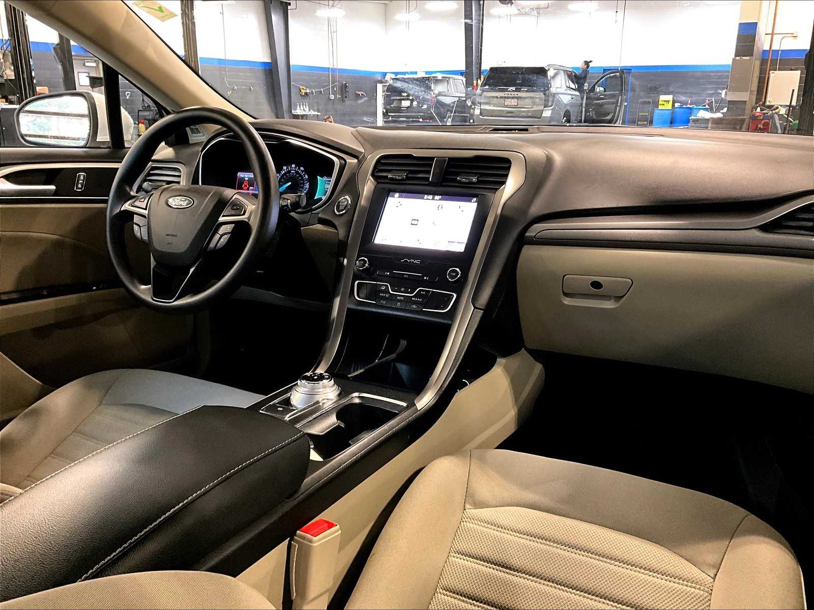 2019 Ford Fusion SE - Photo 14