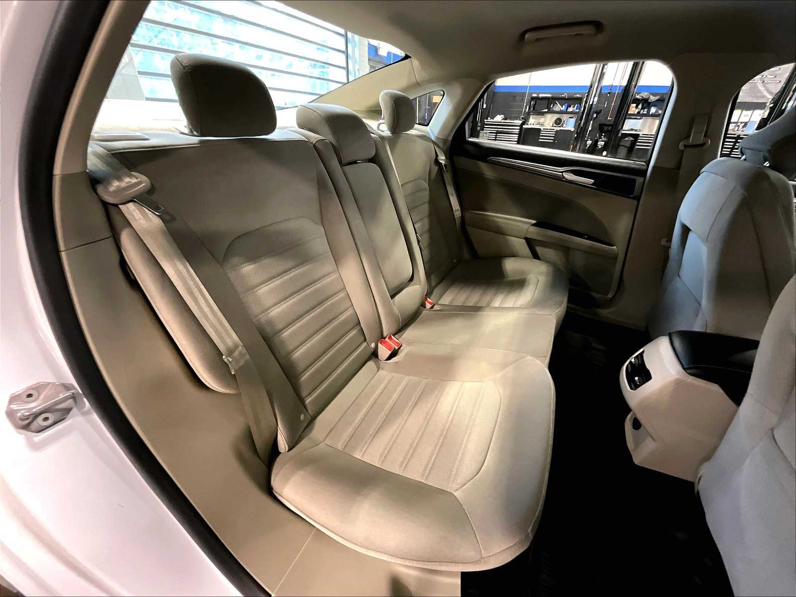 2019 Ford Fusion SE - Photo 16