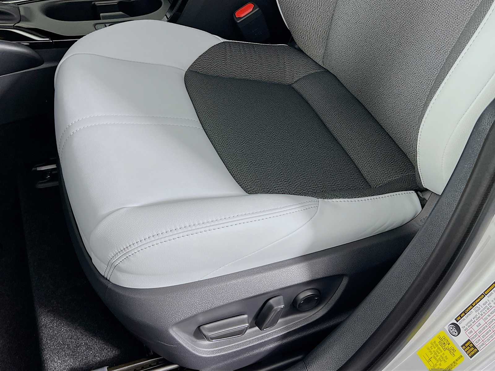 2025 Toyota Corolla XSE - Photo 16