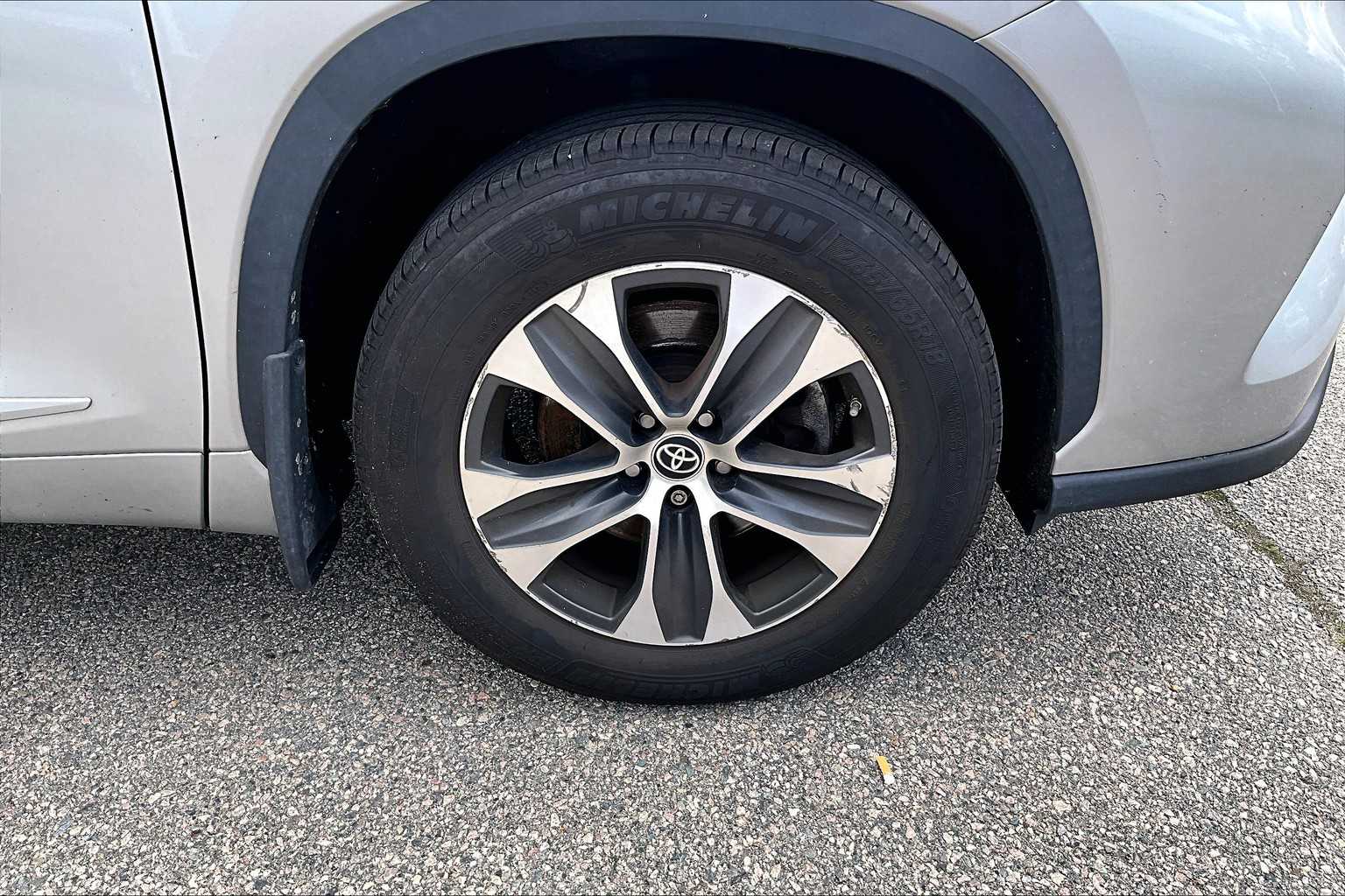 2021 Toyota Highlander XLE - Photo 4