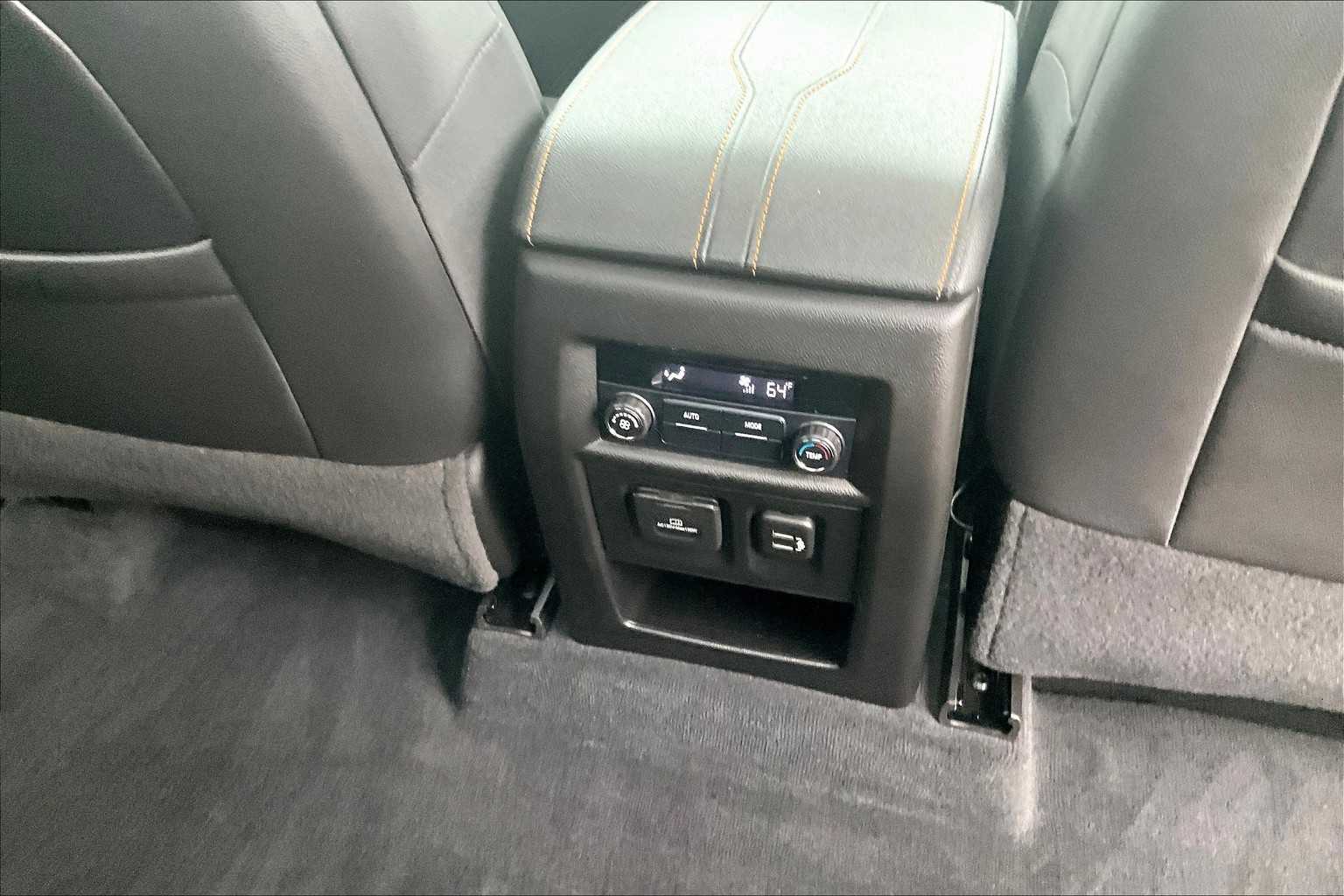 2021 Chevrolet Traverse LT Leather - Photo 28