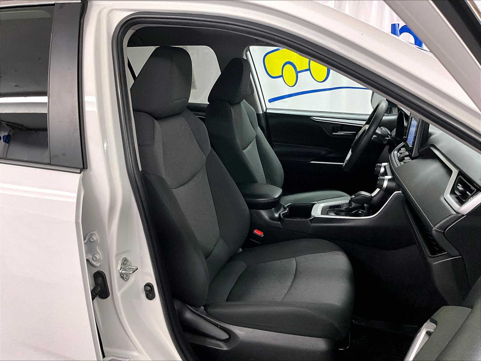 2022 Toyota RAV4 XLE - Photo 11