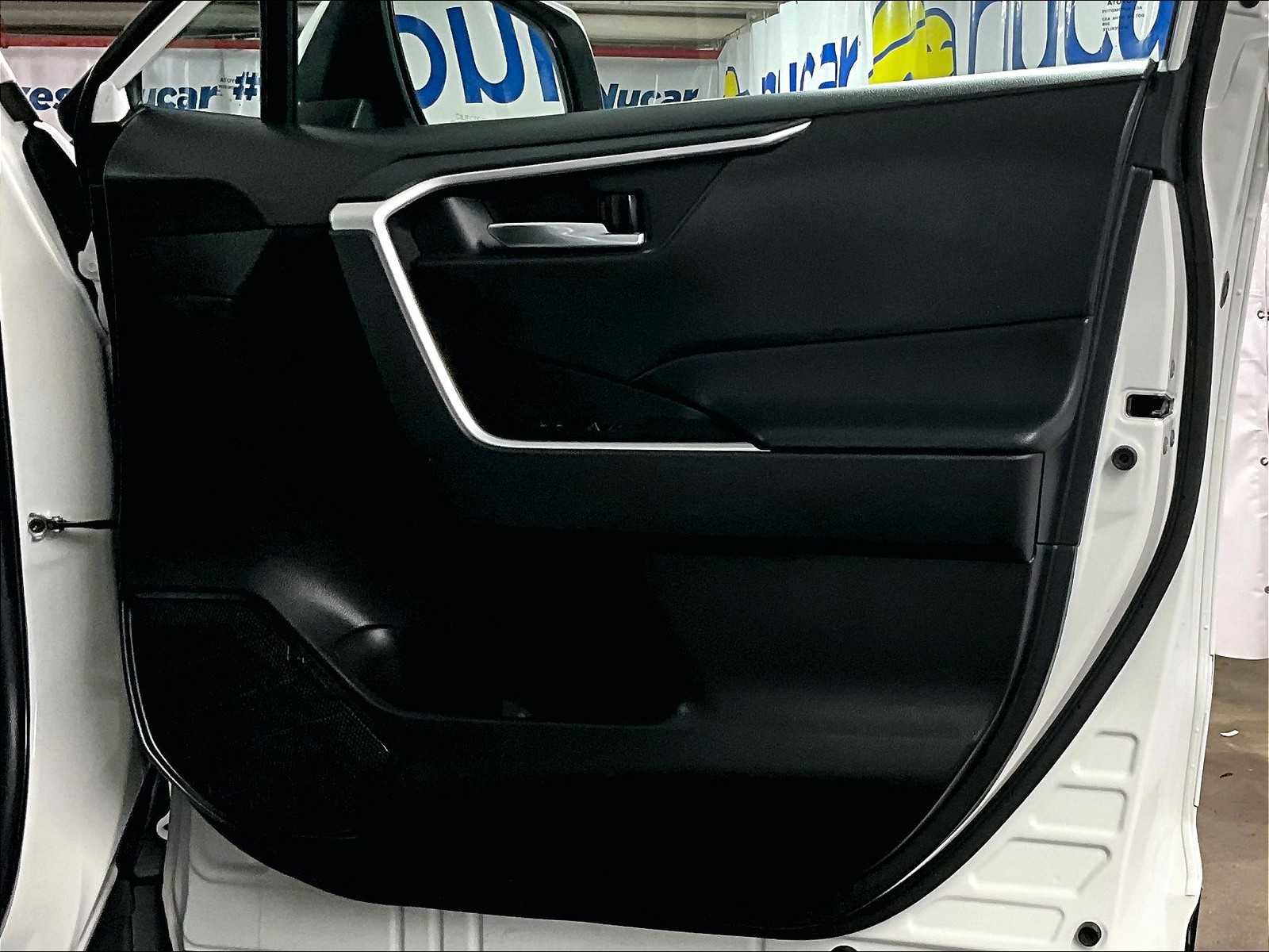 2022 Toyota RAV4 XLE - Photo 12