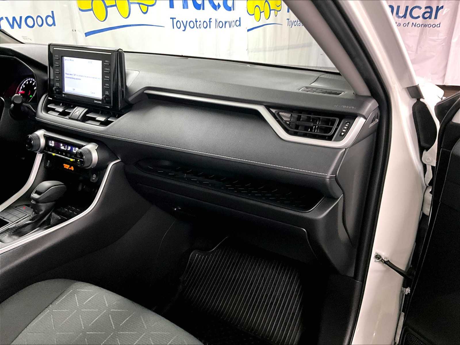 2022 Toyota RAV4 XLE - Photo 13