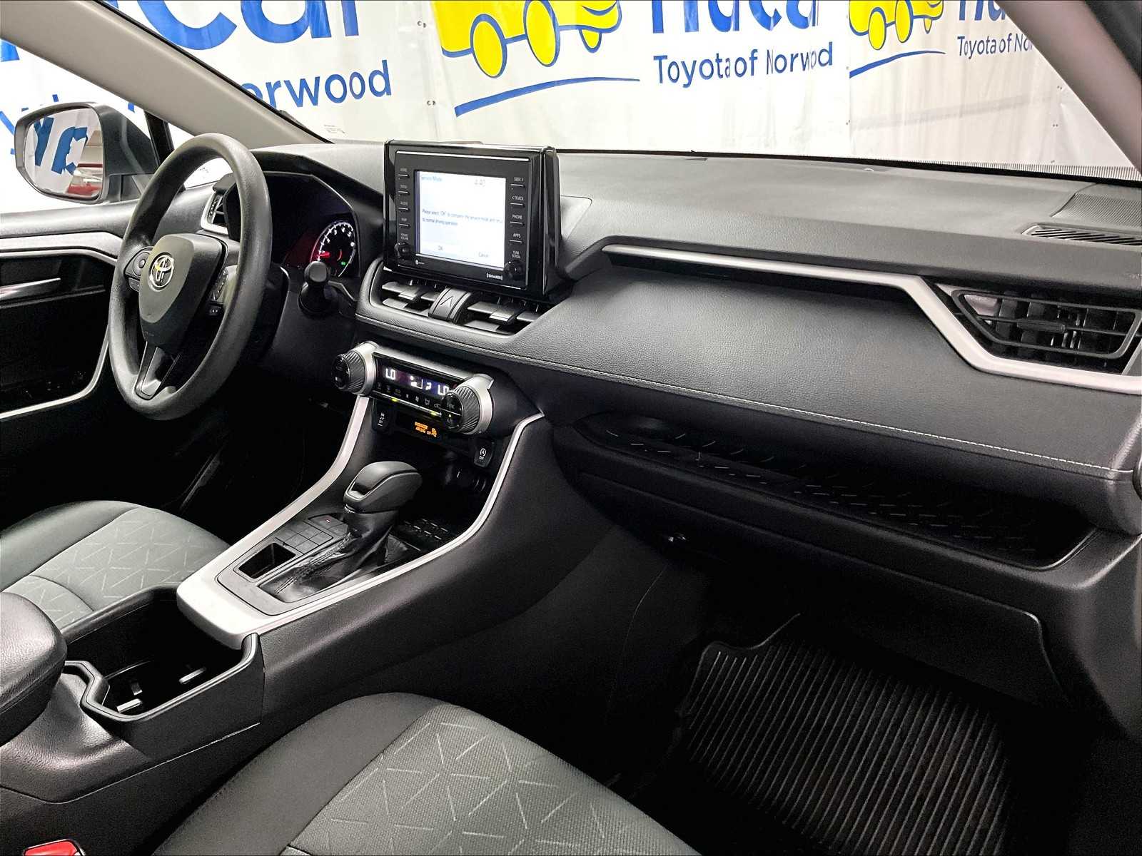 2022 Toyota RAV4 XLE - Photo 14