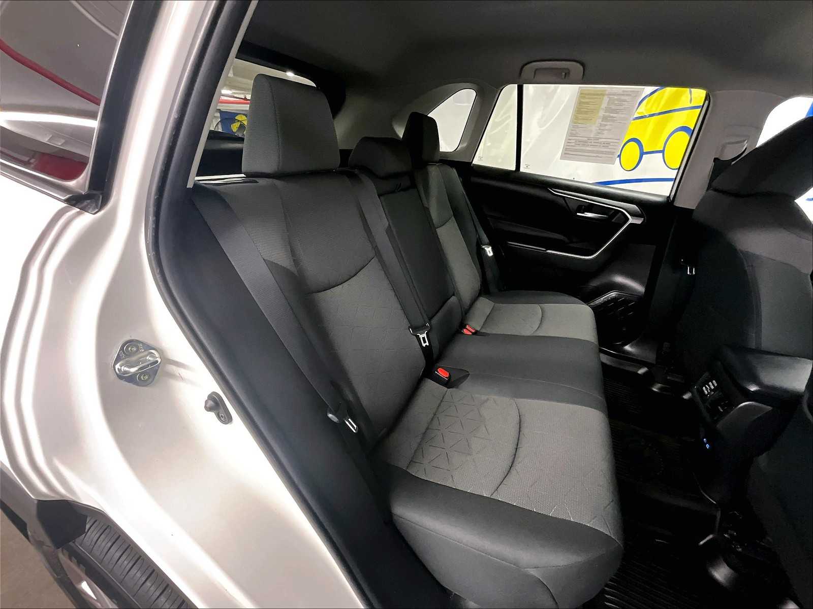 2022 Toyota RAV4 XLE - Photo 16