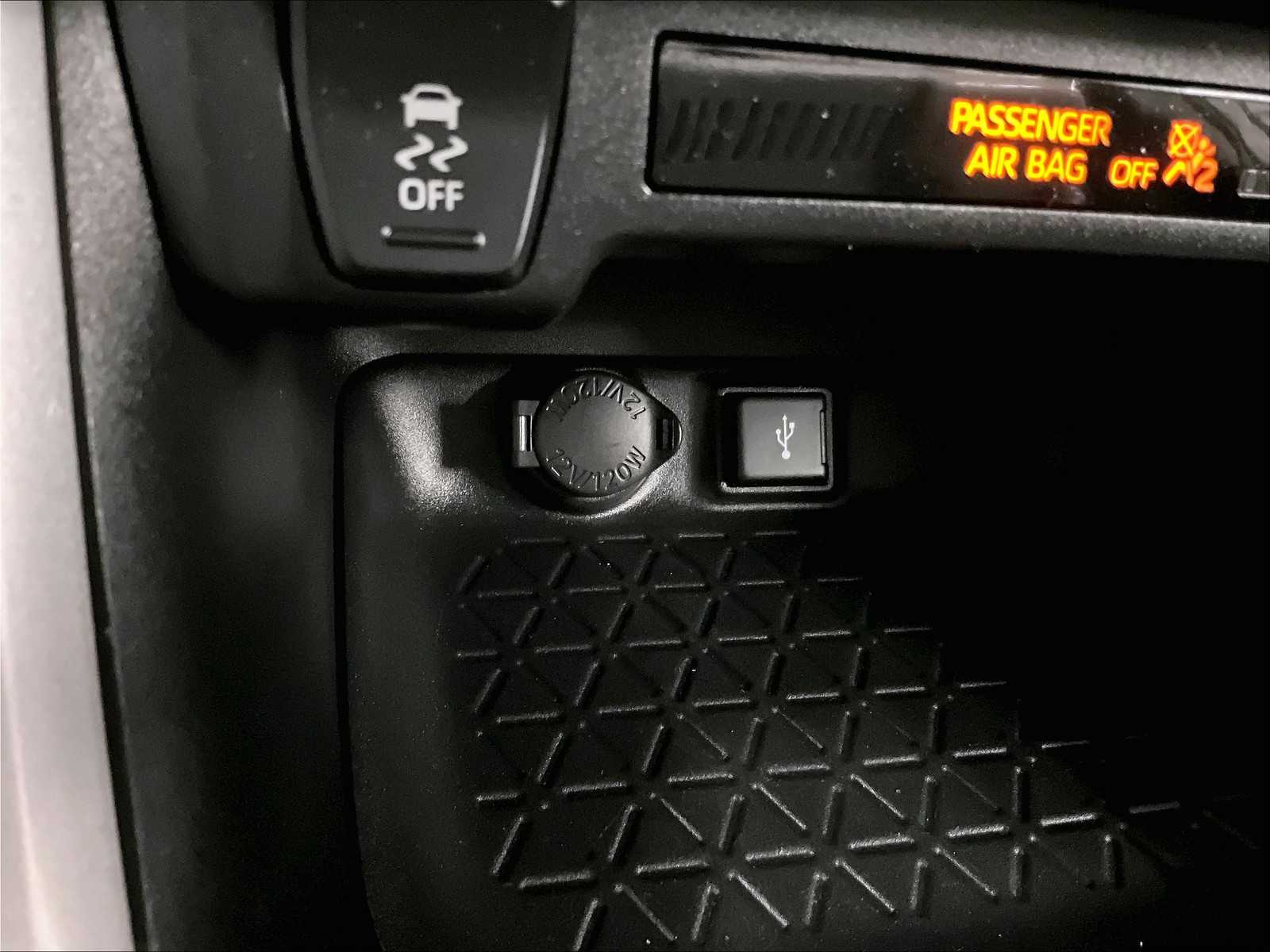 2022 Toyota RAV4 XLE - Photo 26