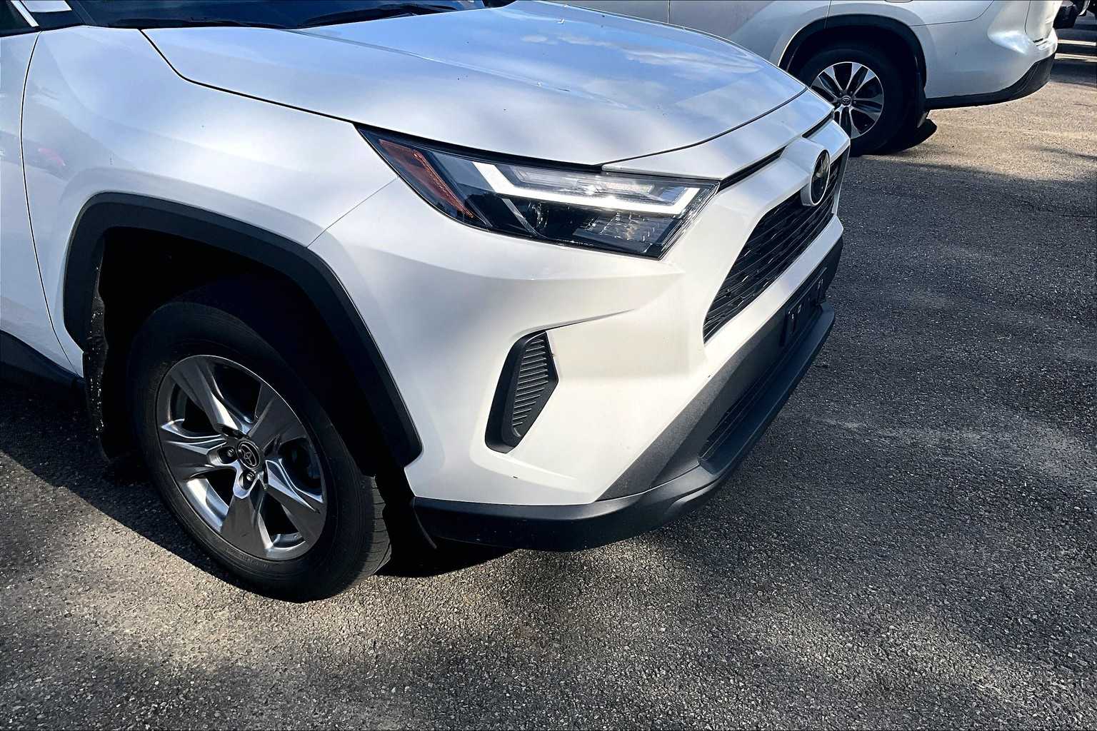 2022 Toyota RAV4 XLE - Photo 5