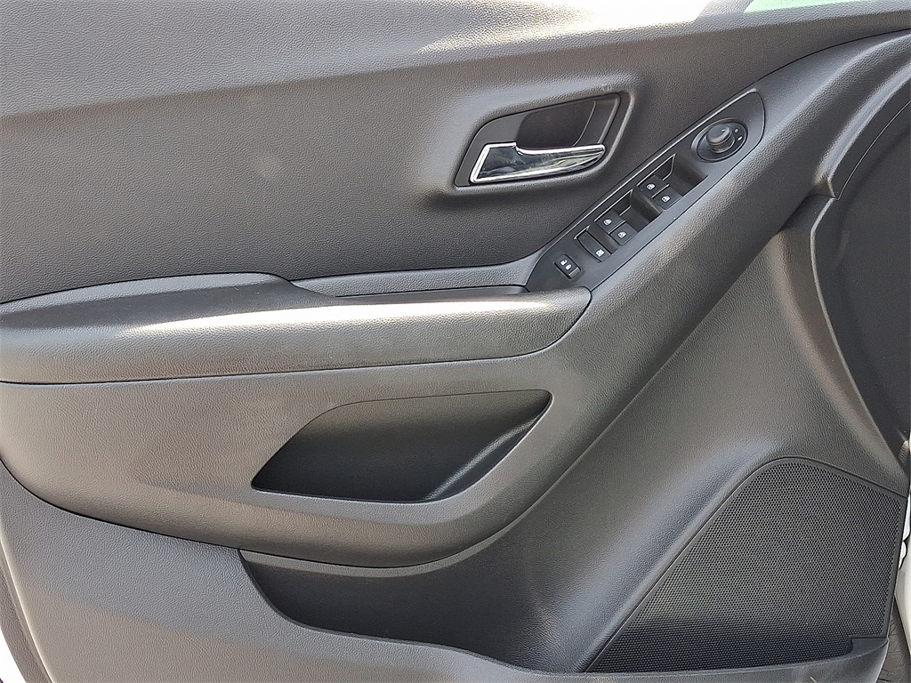 2021 Chevrolet Trax LS - Photo 12
