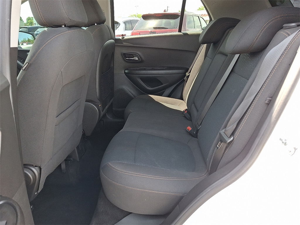 2021 Chevrolet Trax LS - Photo 10