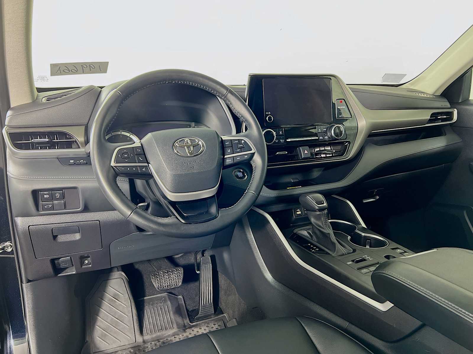 2023 Toyota Highlander XLE - Photo 9