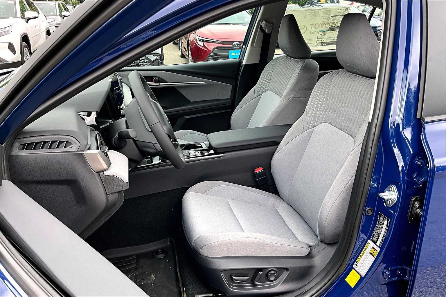 2025 Toyota Camry LE - Photo 11