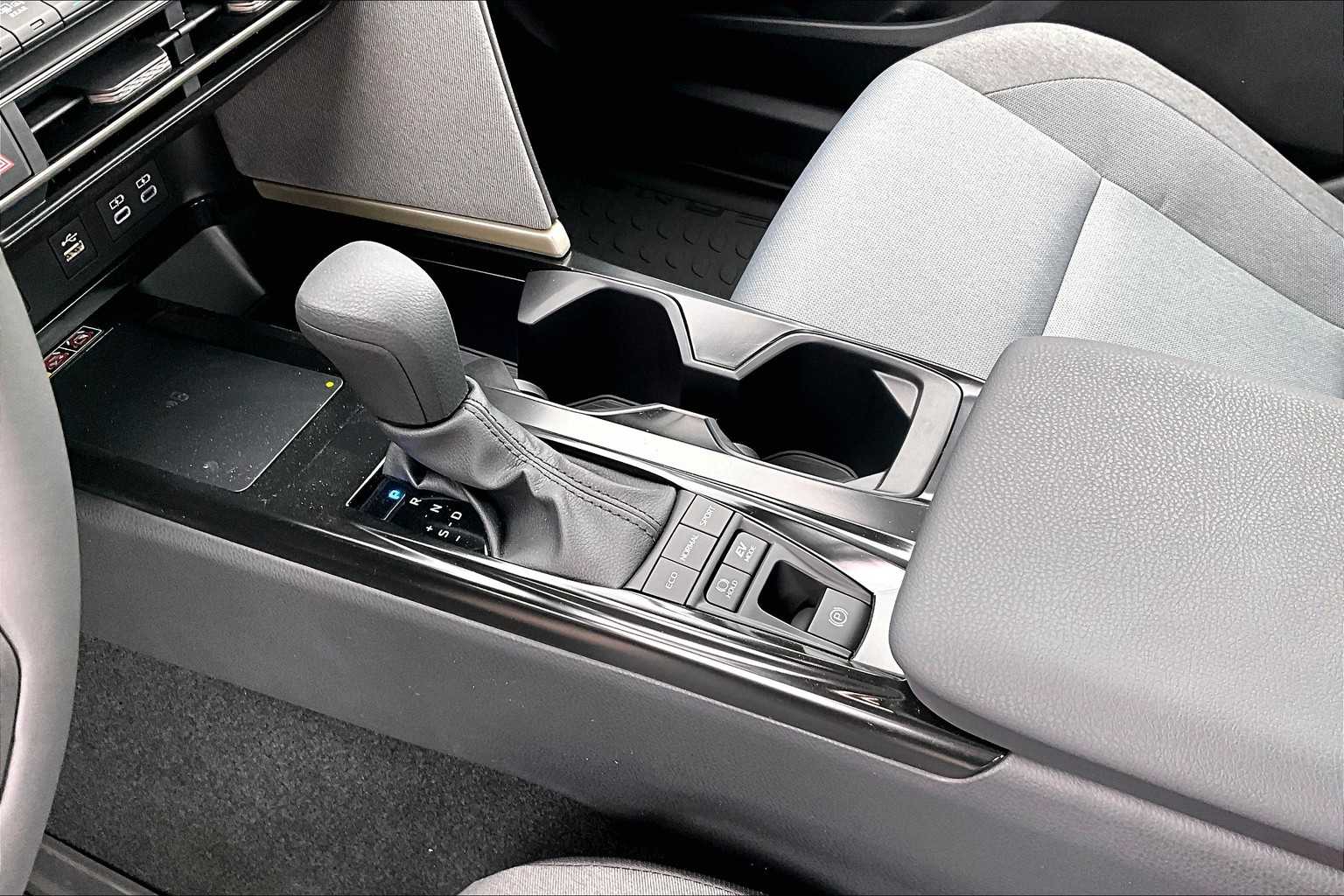 2025 Toyota Camry LE - Photo 14
