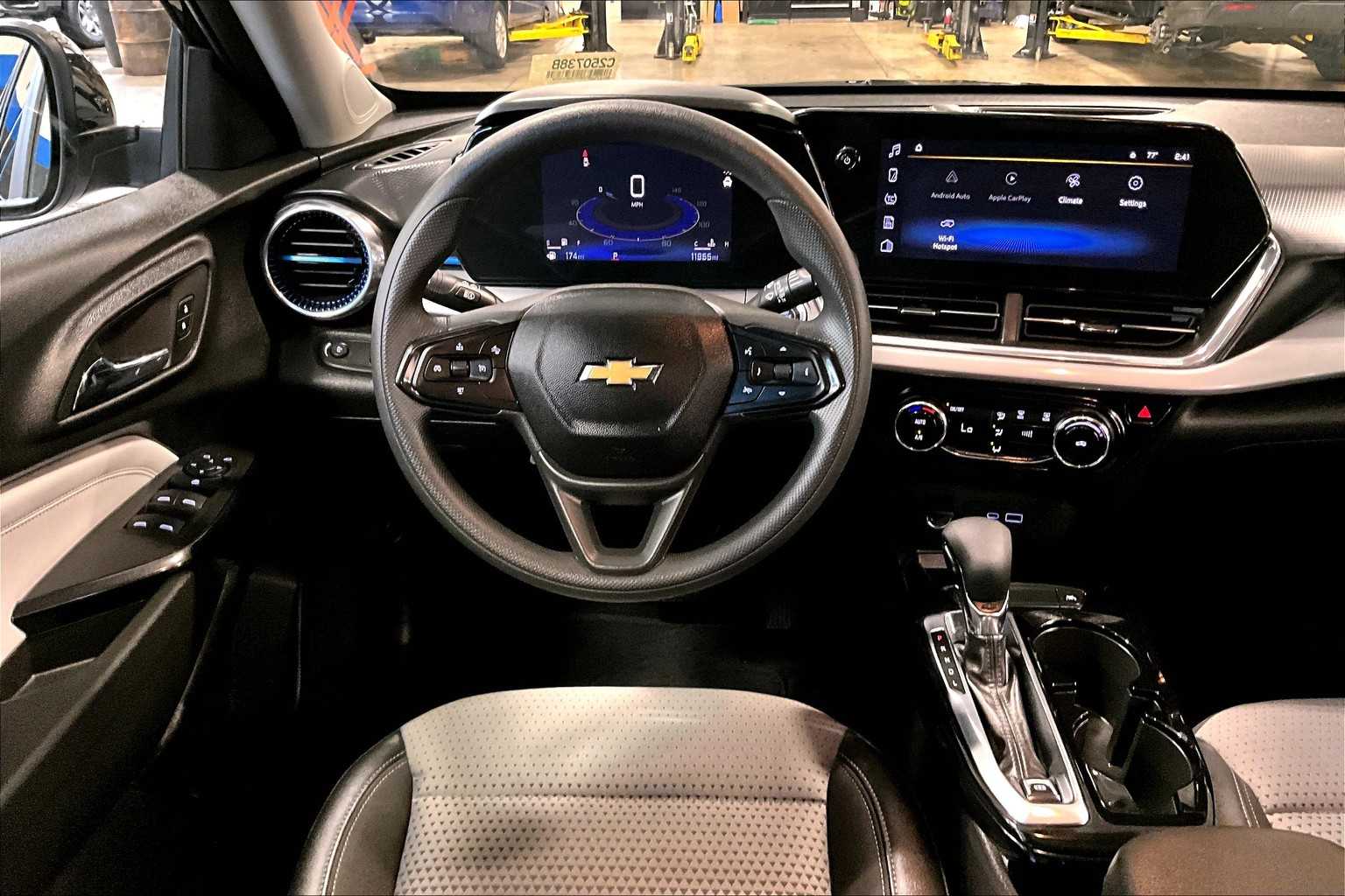 2024 Chevrolet Trax LT - Photo 18
