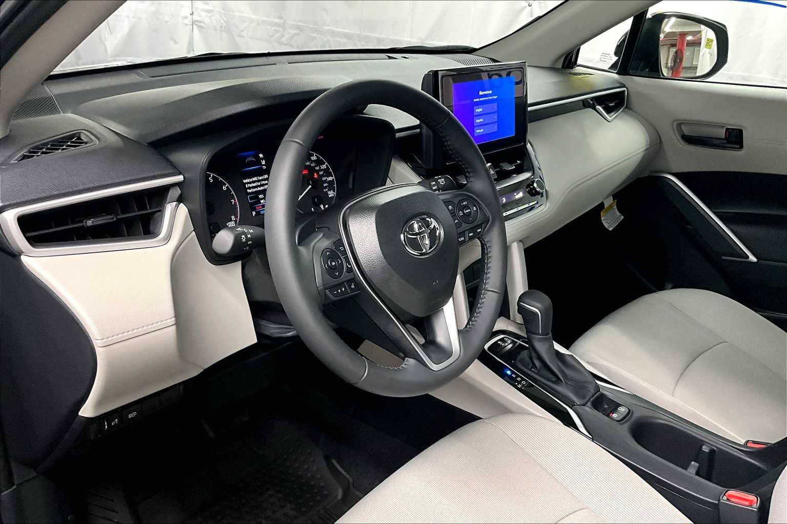 2025 Toyota Corolla Cross LE - Photo 9