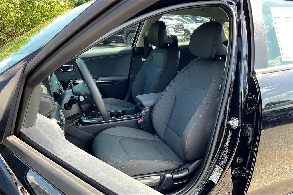 2025 Kia K4 LXS - Photo 11