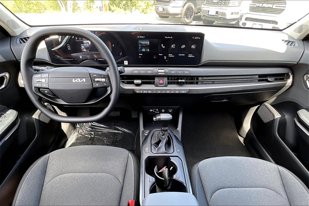 2025 Kia K4 LXS - Photo 12