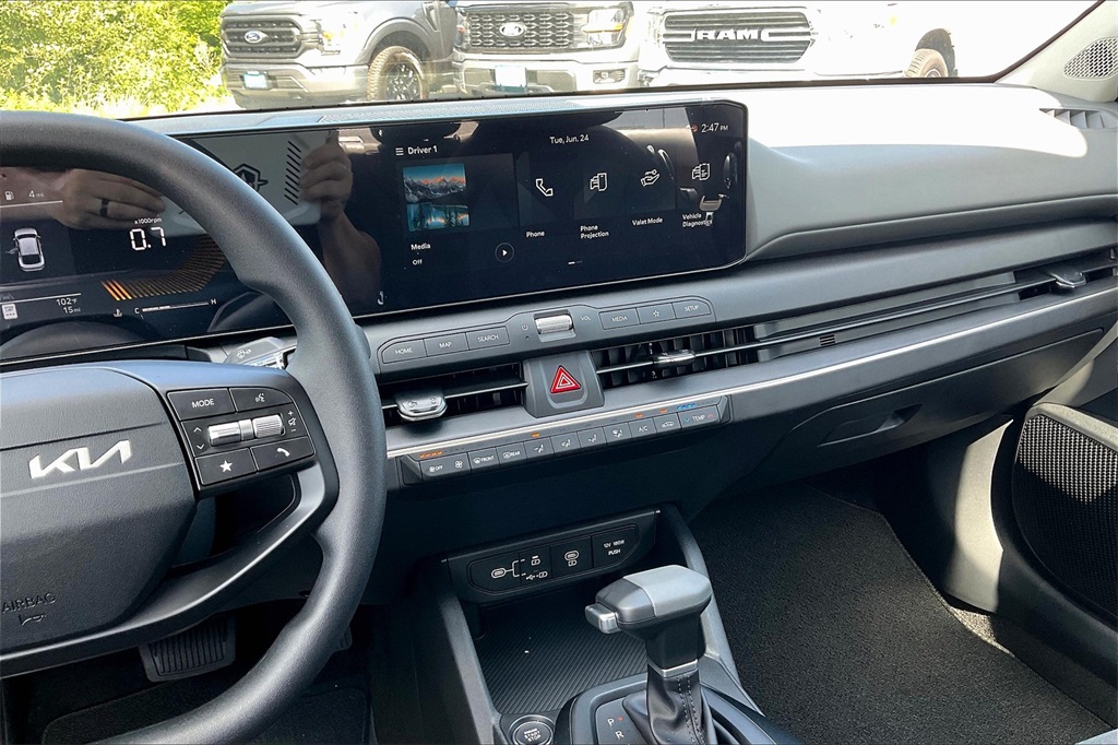 2025 Kia K4 LXS - Photo 13