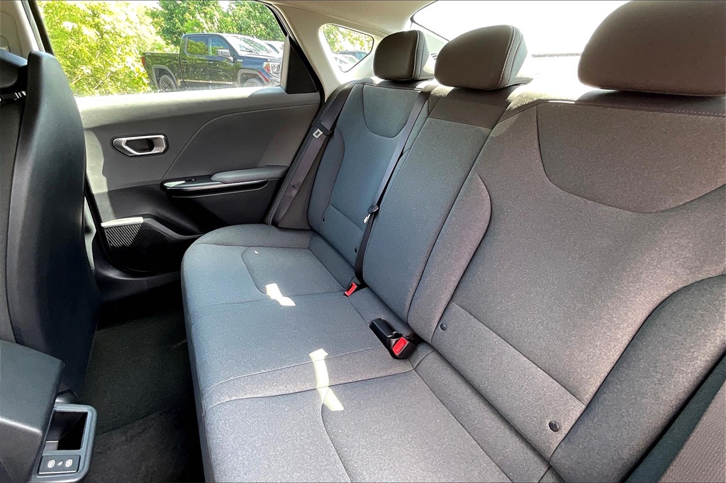 2025 Kia K4 LXS - Photo 15