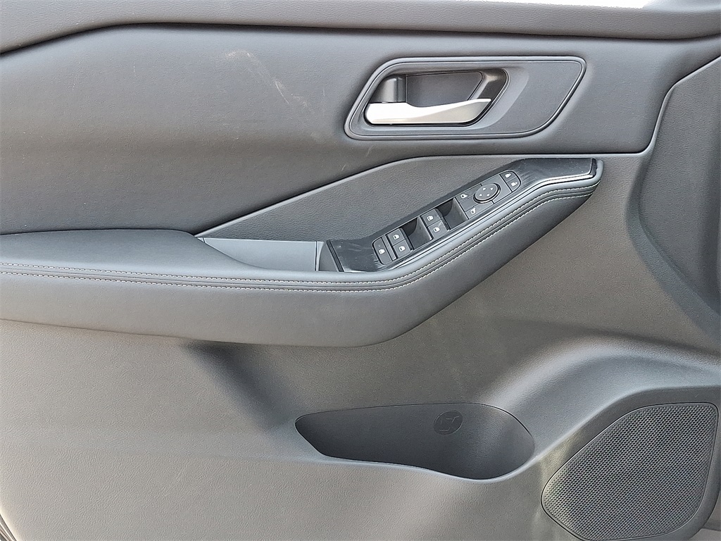 2025 Nissan Rogue SV - Photo 8