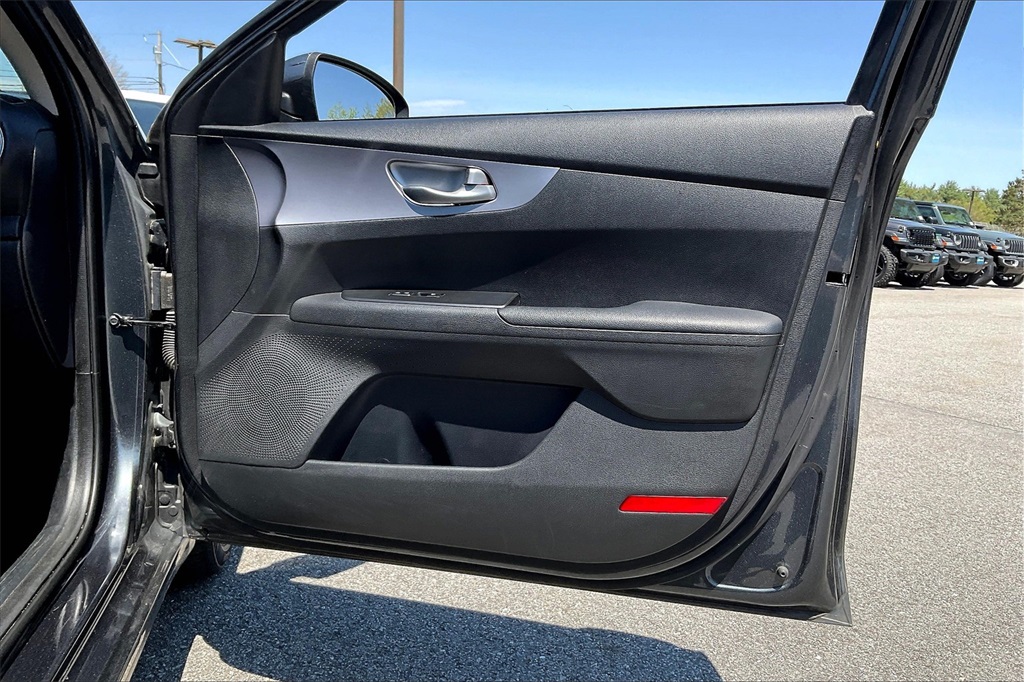 2022 Kia Forte LXS - Photo 11