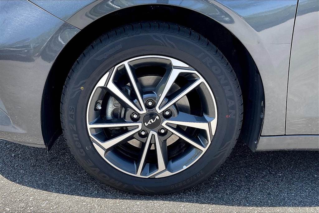 2022 Kia Forte LXS - Photo 7