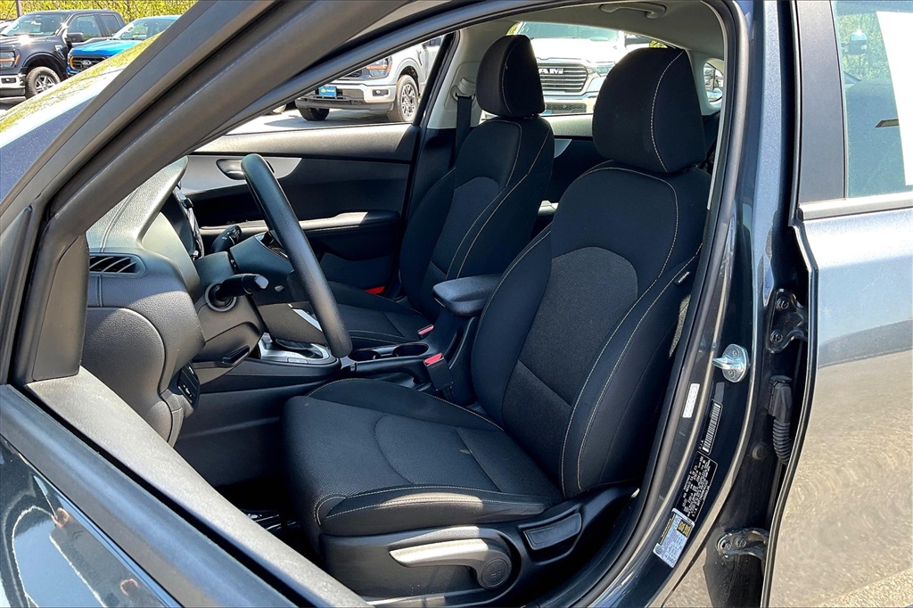 2022 Kia Forte LXS - Photo 9