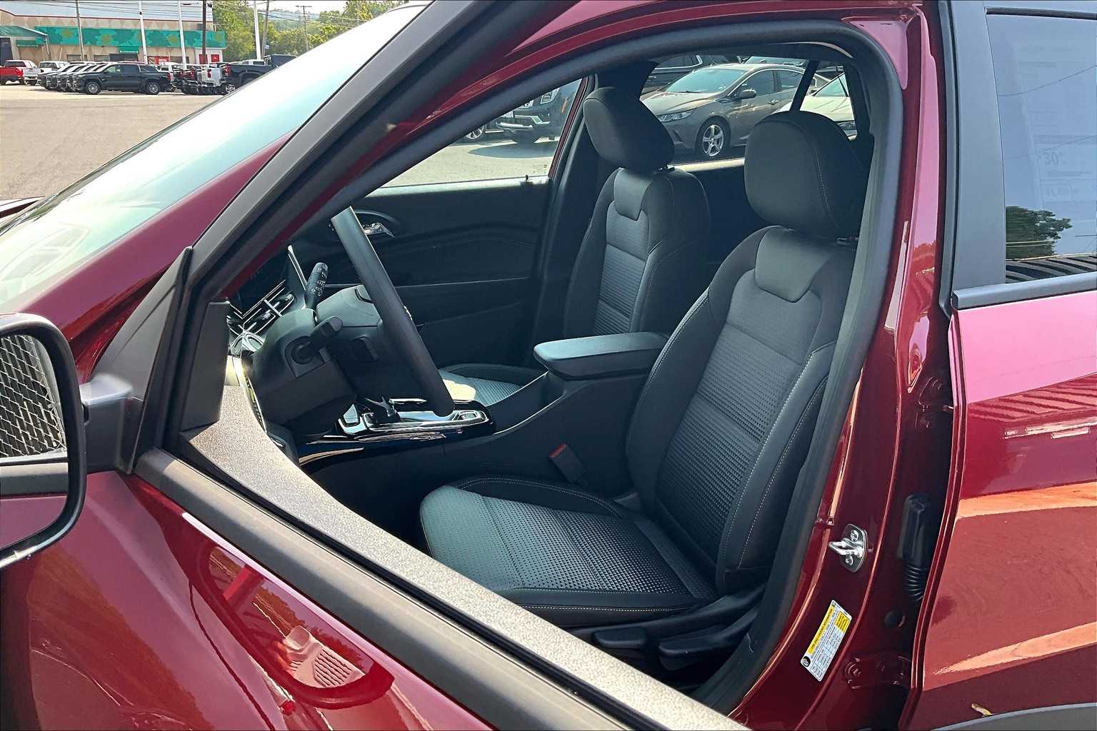 2025 Chevrolet Trax LT - Photo 11