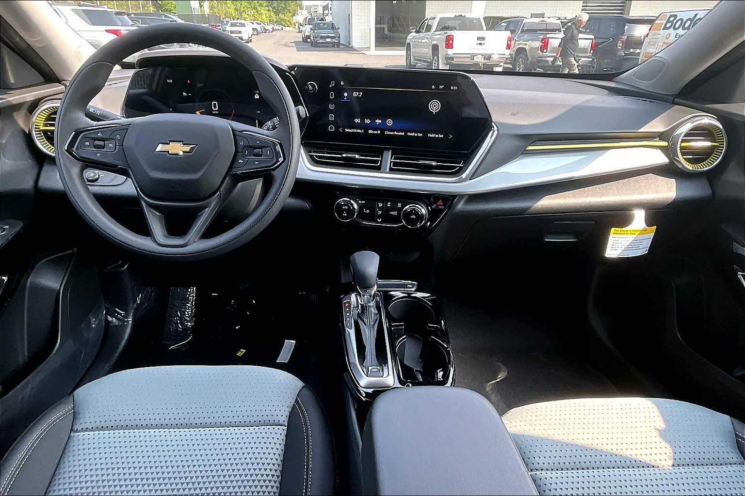 2025 Chevrolet Trax LT - Photo 12
