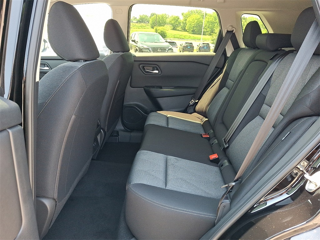2025 Nissan Rogue SV - Photo 6