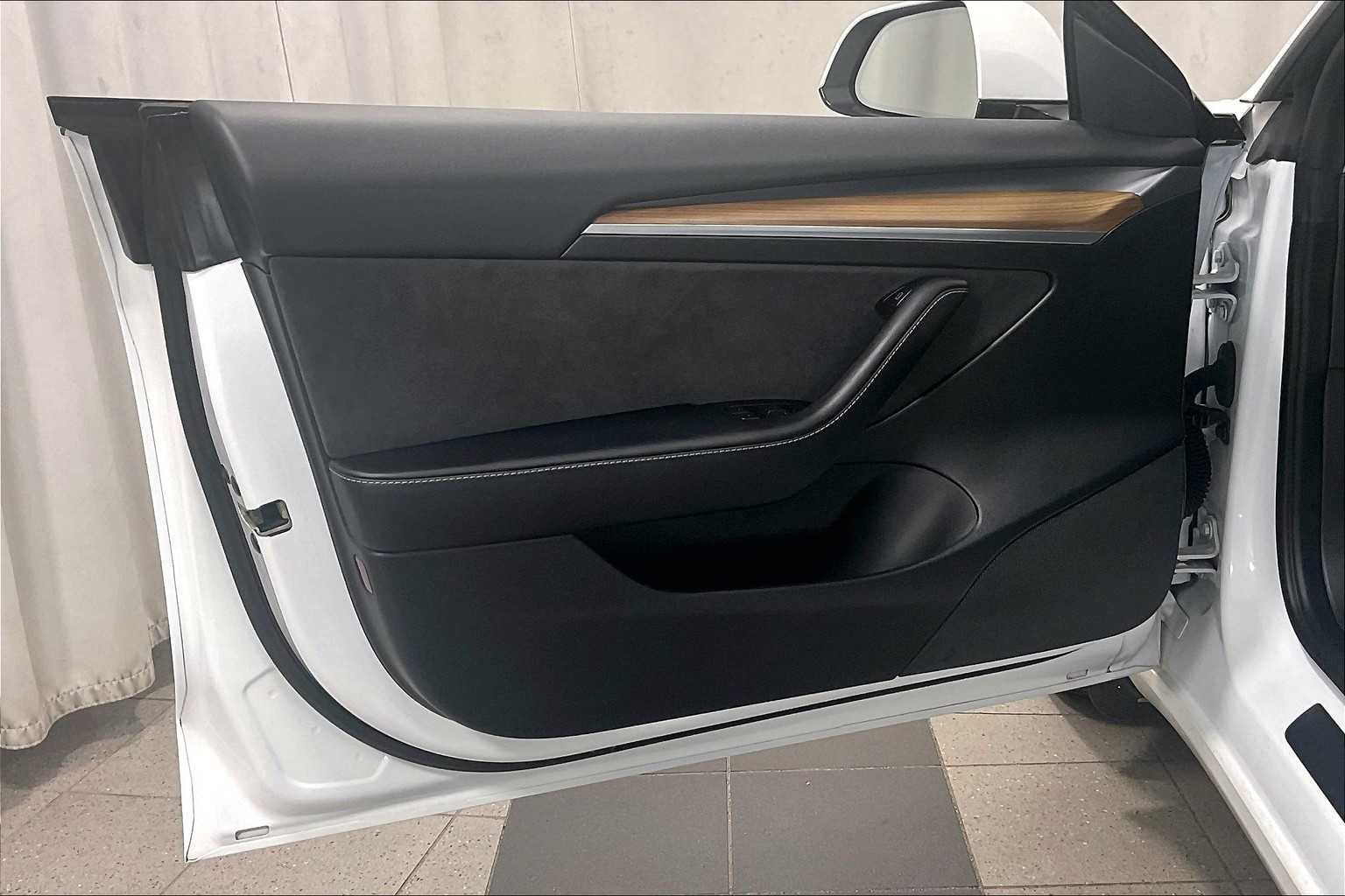 2022 Tesla Model 3 Long Range - Photo 9