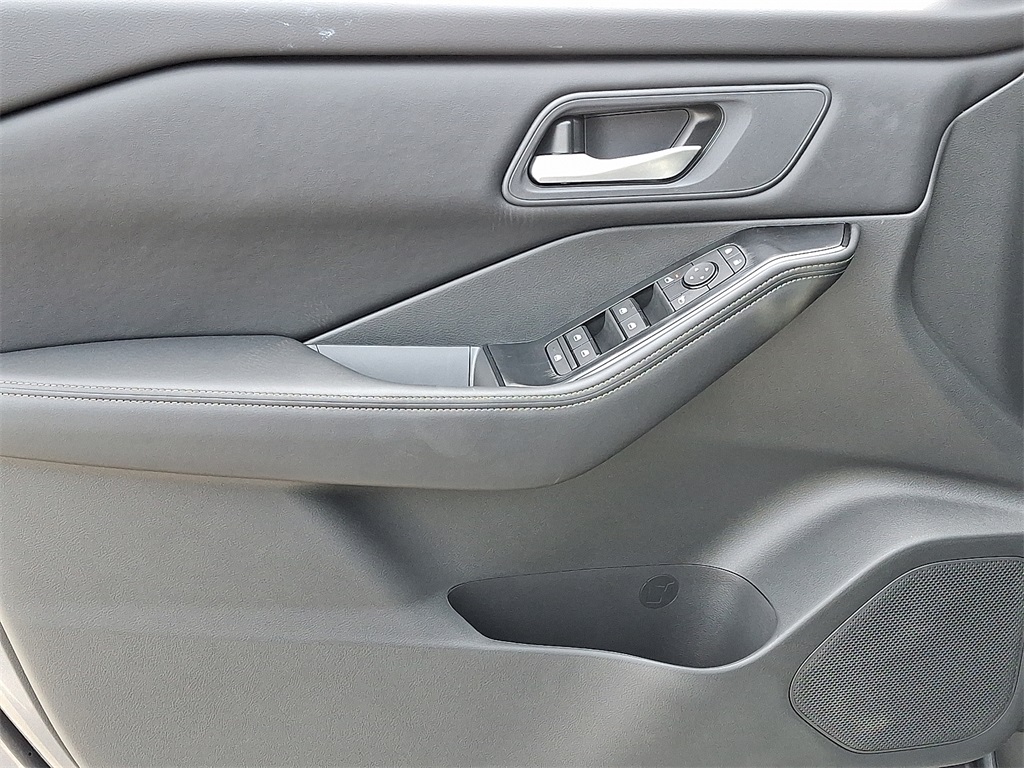 2025 Nissan Rogue SV - Photo 8