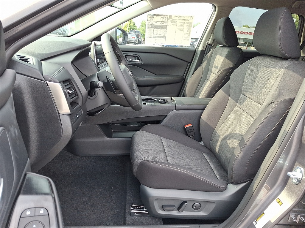 2025 Nissan Rogue SV - Photo 9