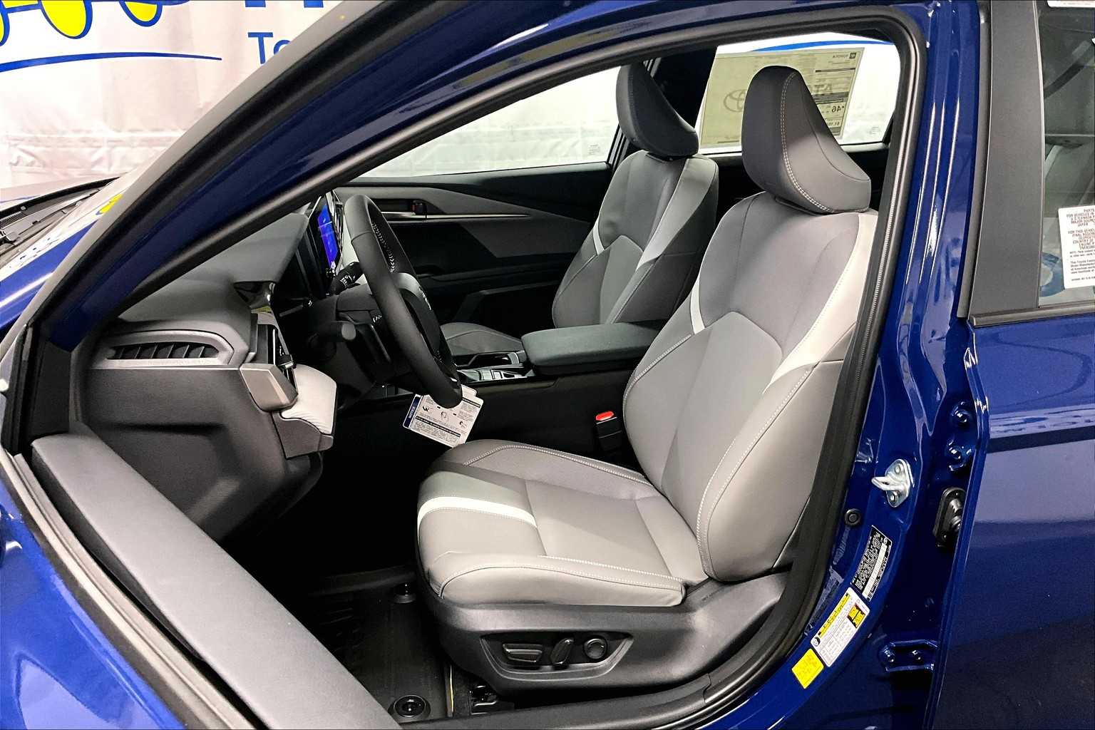 2025 Toyota Camry SE - Photo 11